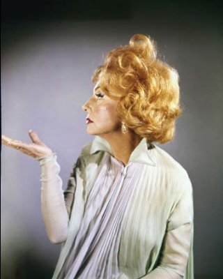  In the Episode Twitch 또는 Treat,What does Endora do at Samantha's House?