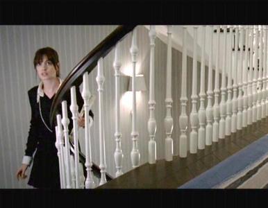  What colour is the stair carpet in Miranda's town house?
