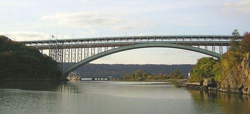  What two boroughs are connected da the Henry Hudson Bridge?