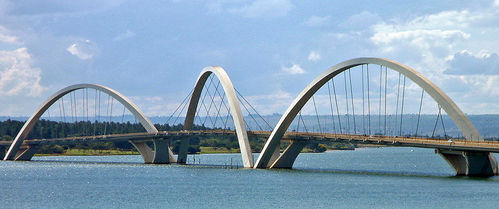  Where would آپ find the award-winning Juscelino Kubitschek Bridge?