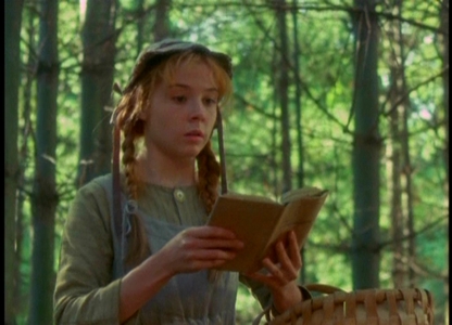  What poem is Anne 読書 at the beginning of the film?