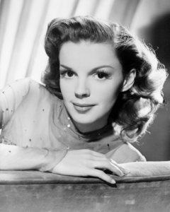  True hoặc False - Judy Garland came 8th in AFI'S danh sách of all time greatest screen legends?