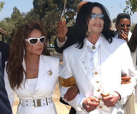  Who is in the foto with Michael?