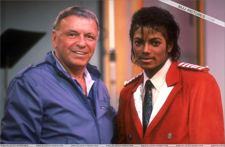  Who is in the foto with Mike?