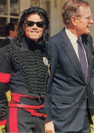  Who is in the foto with Mike?