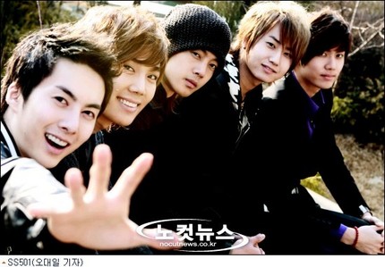 Who in SS501 dislike wearing clothes when he is sleeping?