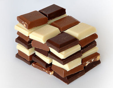  How many pounds of whole leche do chocolate manufacturer's use per día to make chocolate?