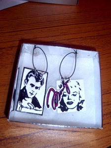  Who is with Marilyn on this keychain ?