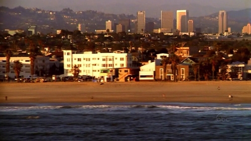  (Season 3)-How many blocks is Sidneys house from the beach?