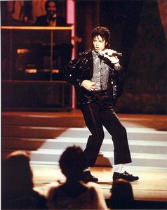  Who's ジャケット is Michael wearing at Motown 25?