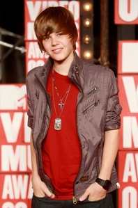 At the MTV VMA's, who co-presented with Justin?