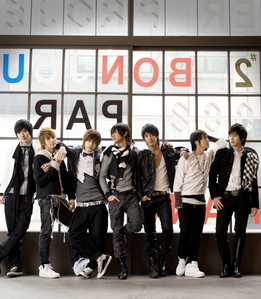  Who is the leader of Super Junior M?