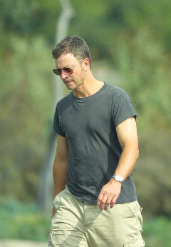  What size men's T-shirt does Gary Sinise wear?