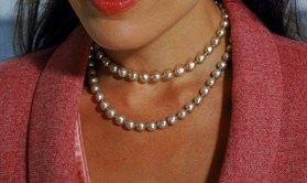  In how many season 1 episode do we see Cuddy wearing this pearl necklace?