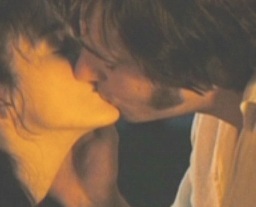  UP CLOSE AND PERSONAL! What movie is this famous 吻乐队（Kiss） from?