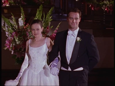  How many pairs of pantyhose do Lorelai and Emily buy Rory for her debutante ball?