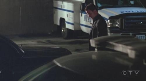  In this scene, someone asked Mac to lock him/her up in the 트렁크 of the car, to proove something. Who ?