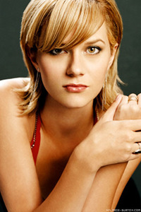  Hilarie's favoriete type of fashion- ______?