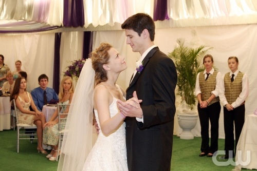  At their 2nd wedding, the song 'more than anyone' سے طرف کی Gavin DeGraw was Naley's openingssong. Where did we heard that song too?