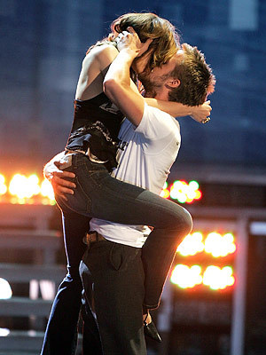  Rachel and Ryan: They won ______ এমটিভি Movie Awards in 2005 for "The Notebook."