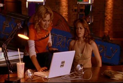  In 2x06 we see Peyton's white laptop, what does the sticker on it say?
