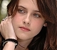  What does Kristen Stewart 사랑 to do during her free time?
