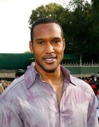 Which top model contestant was once dating Henry Simmons?