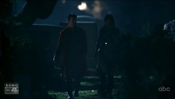  성 and Beckett "patrol" the graveyard. Are they looking for vampires, 또는 dead bodies?