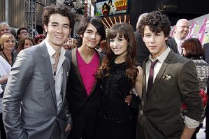  Demi and The Jobros at the camp rock preimere!!