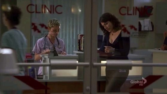  21. i l’amour this huddy moment when house is staring at cuddy when she is working in the clinic toi can see that he is in l’amour with her.