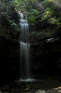  Image por Lynn Roebuck. lost Creek Waterfall. One of the filming locations of 'Into the Darkness'. So beautiful.