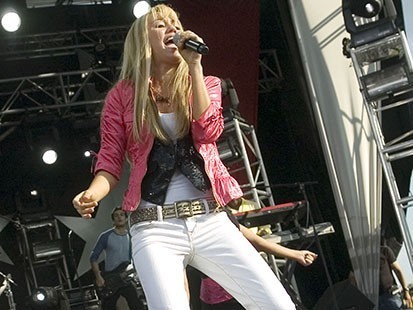 Hannah Montana Rockin' it out!