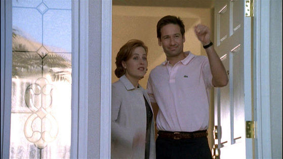  Season Six Arcadia # ~ Mulder Puts His Arm Round Scully While Saying Goodbye To The Neighbours