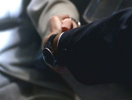  Season Four Un Ruhe # ~ Mulder Saved Scully , And He Grabs Her Hand