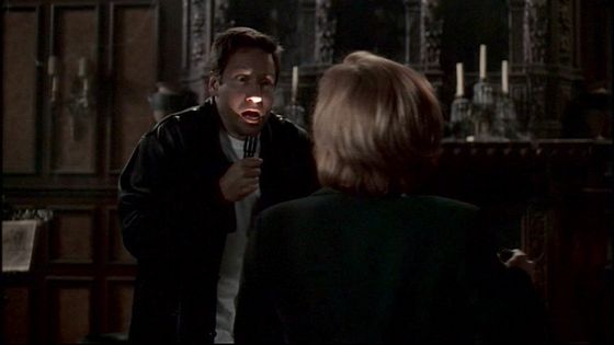  Season Six HTGSC # ~ Mulder Scares Scully par Putting The Torch Under His Chin And Pulliing A Funny Face
