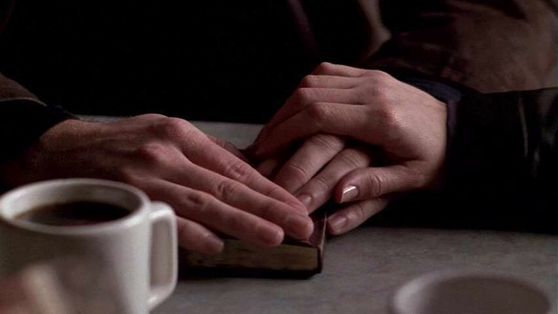  Season Seven Closure # ~ Scully Touches Mulders Hand After Hes Stoped lire Samanthas Diary