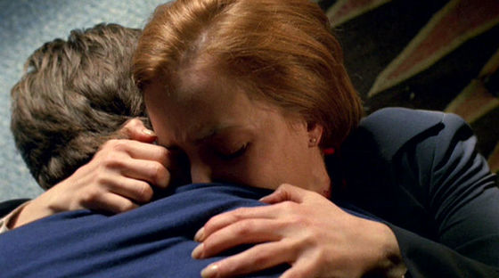 Season Six Milagiro # ~ Mulder Hugs Scully , She Cries In His Arms