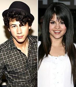  Nick Jonas & Selena Gomez