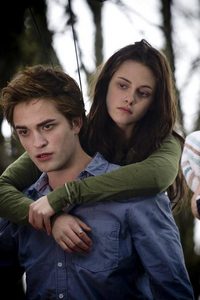  Robert Pattinson sparkled as vampire Edward Cullen, whereas Kristen Stewart fell flat with her stale, forgettable performance as Bella.