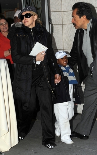  2010.01.23 - Мадонна leaving Kabbalah Centre, NYC