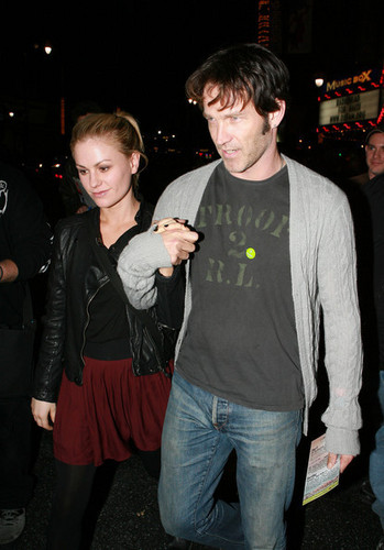  Anna Paquin and Steven Moyer oustide the Radiohead charity संगीत कार्यक्रम at the Henry Fonda Theatre