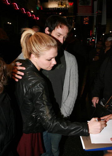  Anna Paquin and Steven Moyer oustide the Radiohead charity コンサート at the Henry Fonda Theatre