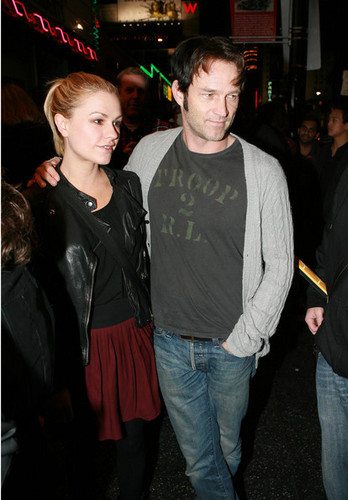  Anna Paquin and Steven Moyer oustide the Radiohead charity концерт
