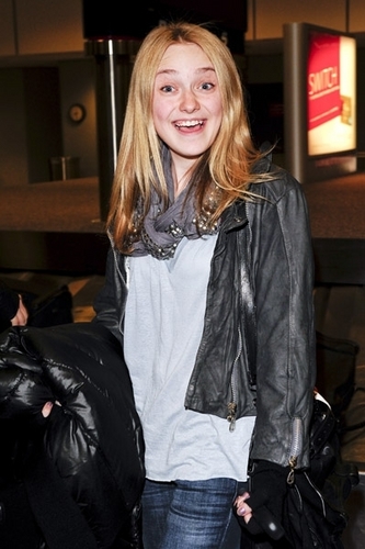  Dakota And Kristen Arriving In Utah For Sundance