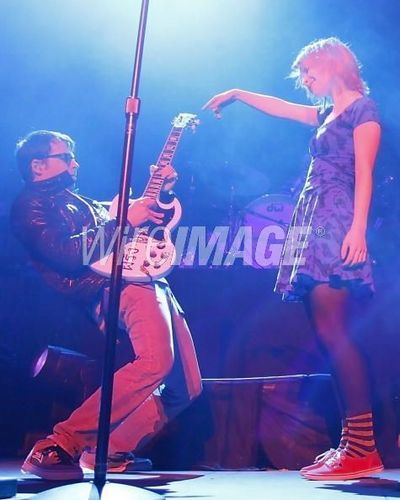  Hayley bernyanyi With Weezer