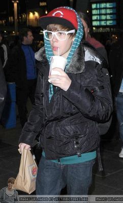  January 14th - Getting Burger King At Piccadilly Train Station In Londres