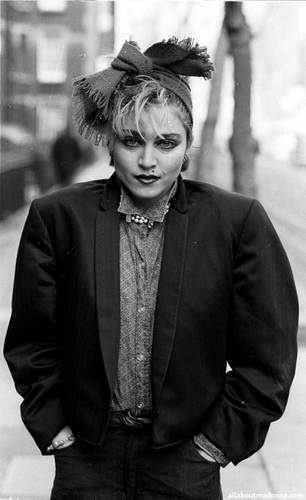  Madonna photographed bởi Joe Bangay in Luân Đôn (1983)
