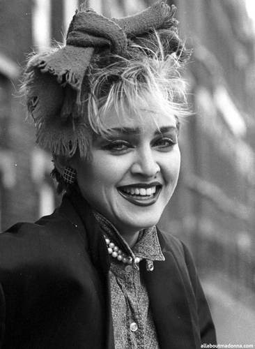  Madonna photographed sa pamamagitan ng Joe Bangay in London (1983)