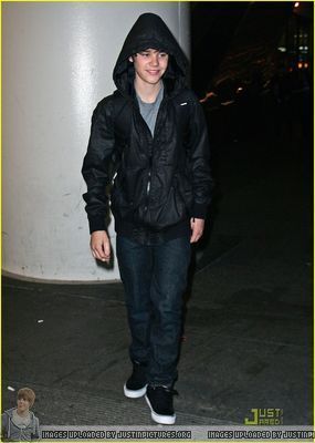  Candids > 2010 > January 27th - LAX Airport