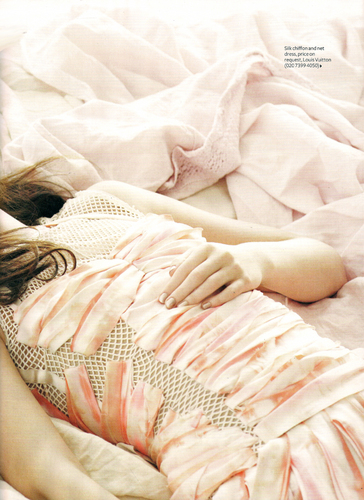  Instyle UK March 2010 : Leighton Meester [Magazine scan HQ]